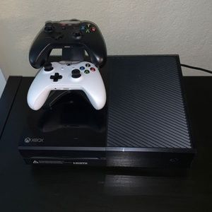 Xbox one, 2 remotes, charging station 6 games!